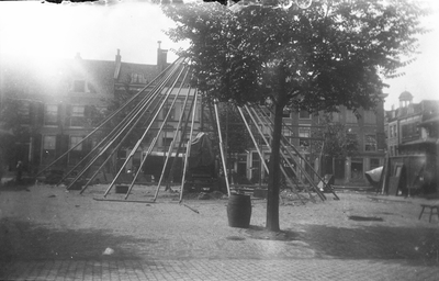 830891 Afbeelding van de opbouw van de stoomcarrousel van Piet Xhafflaire op het kermisterrein op de Neude te Utrecht.